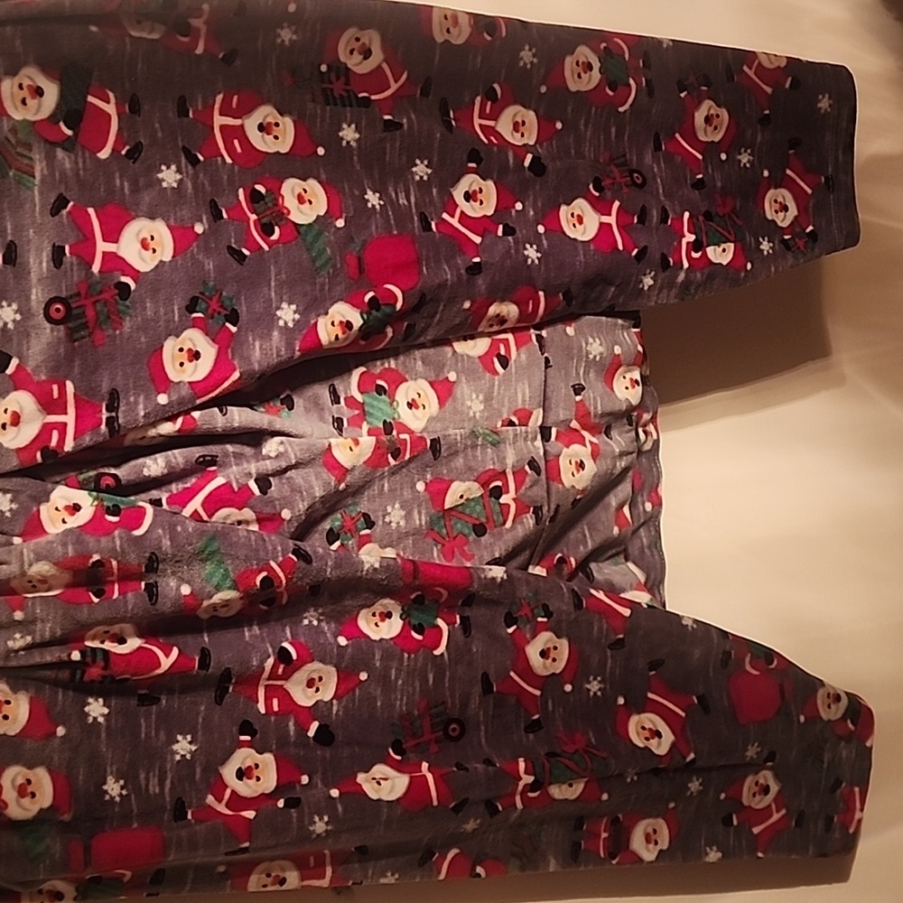 No Boundaries Santa Leggings XXL-2X Gray and Red Santa Design